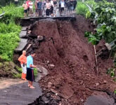 Jalan Menuju Madakaripura Ambles, Dua Pengendara Motor Terperosok