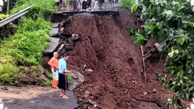 Jalan Menuju Madakaripura Ambles, Dua Pengendara Motor Terperosok