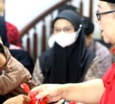 Jelang Lebaran PDI Perjuangan Jatim Bagikan Ratusan Paket Sembako, Cerita Haru Warga Terima Bantuan di Tengah Ramadan Jelang Lebaran PDI Perjuangan Jatim Bagikan Ratusan Paket Sembako, Cerita Haru Warga Terima Bantuan di Tengah Ramadan