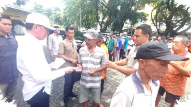 Jokowi Berikan 500 Paket Sembako dan THR untuk Meringankan Beban Tukang Becak Solo
