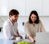 Jomblo Memakai AI Untuk Menyaring Pasangan, Tapi Menolak Saat AI Masuk Ke Perasaan