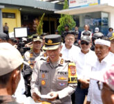Kapolres Garut Dampingi Gubernur Jabar Salurkan Kompensasi Rp1,4 Juta untuk Kusir Delman dan Tukang Becak, Momen Istirahat dan Harapan di Lebaran 2026 Kapolres Garut Dampingi Gubernur Jabar Salurkan Kompensasi Rp1,4 Juta untuk Kusir Delman dan Tukang Becak, Momen Istirahat dan Harapan di Lebaran 2026