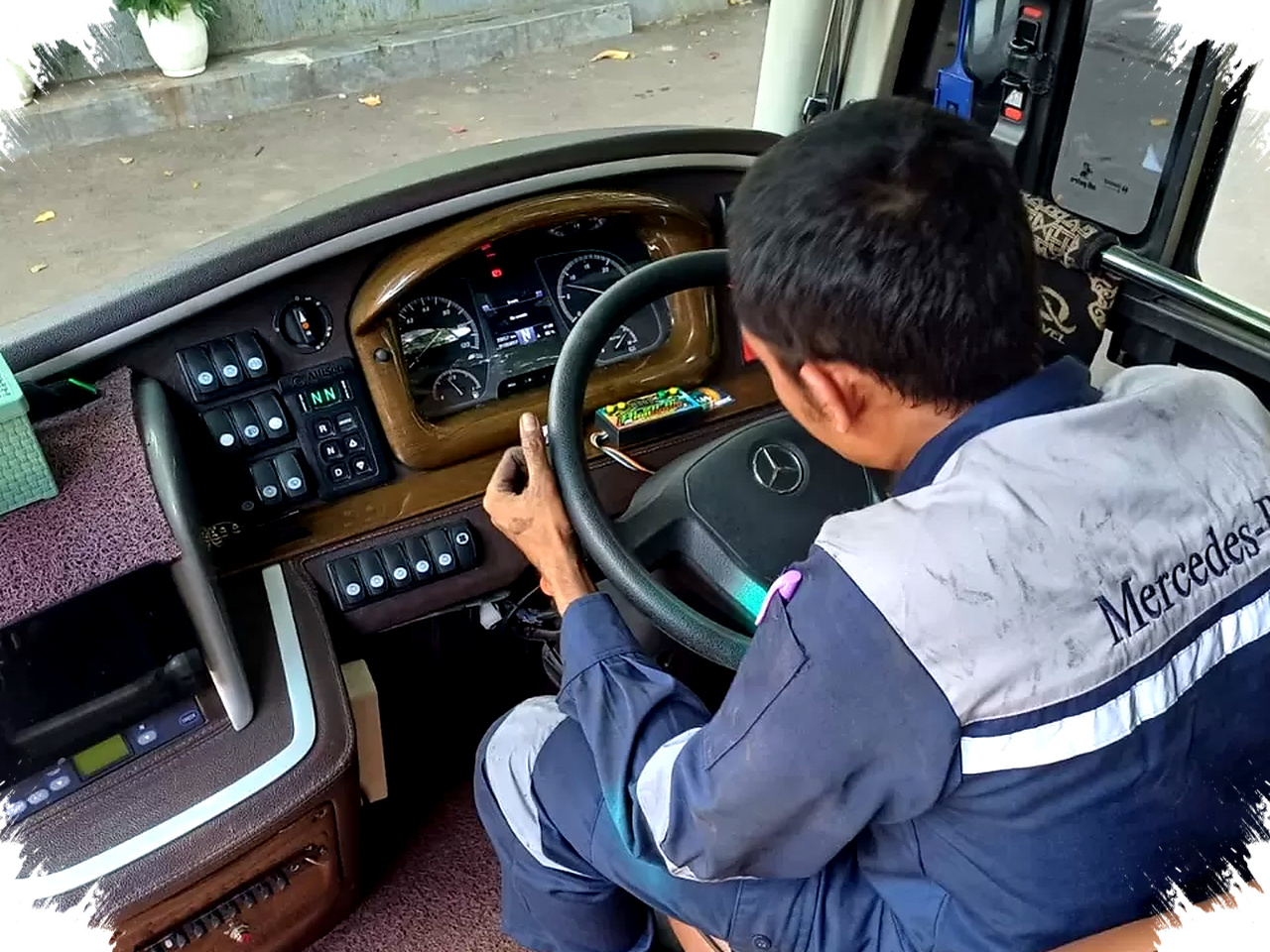 Kawal Arus Mudik 2026, DCVI Siagakan 12 Titik Layanan Mercedes-Benz Bus Lebaran Rescue Siap Layani Darurat dalam 10 Menit Kawal Arus Mudik 2026, DCVI Siagakan 12 Titik Layanan Mercedes-Benz Bus Lebaran Rescue Siap Layani Darurat dalam 10 Menit