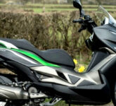 Kawasaki J300 Masuk Indonesia, Maxi-Scooter Pertama Kawasaki Tembus Rp150 Juta Kawasaki J300 Masuk Indonesia, Maxi-Scooter Pertama Kawasaki Tembus Rp150 Juta