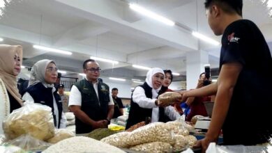 Khofifah Turun Ke Pasar Ponorogo, Harga Sembako Stabil Usai Lebaran