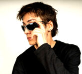 Mengapa Pria Memilih Outfit Serba Hitam, Rahasia Kesan Tegas dan Praktis yang Tak Pernah Pudar