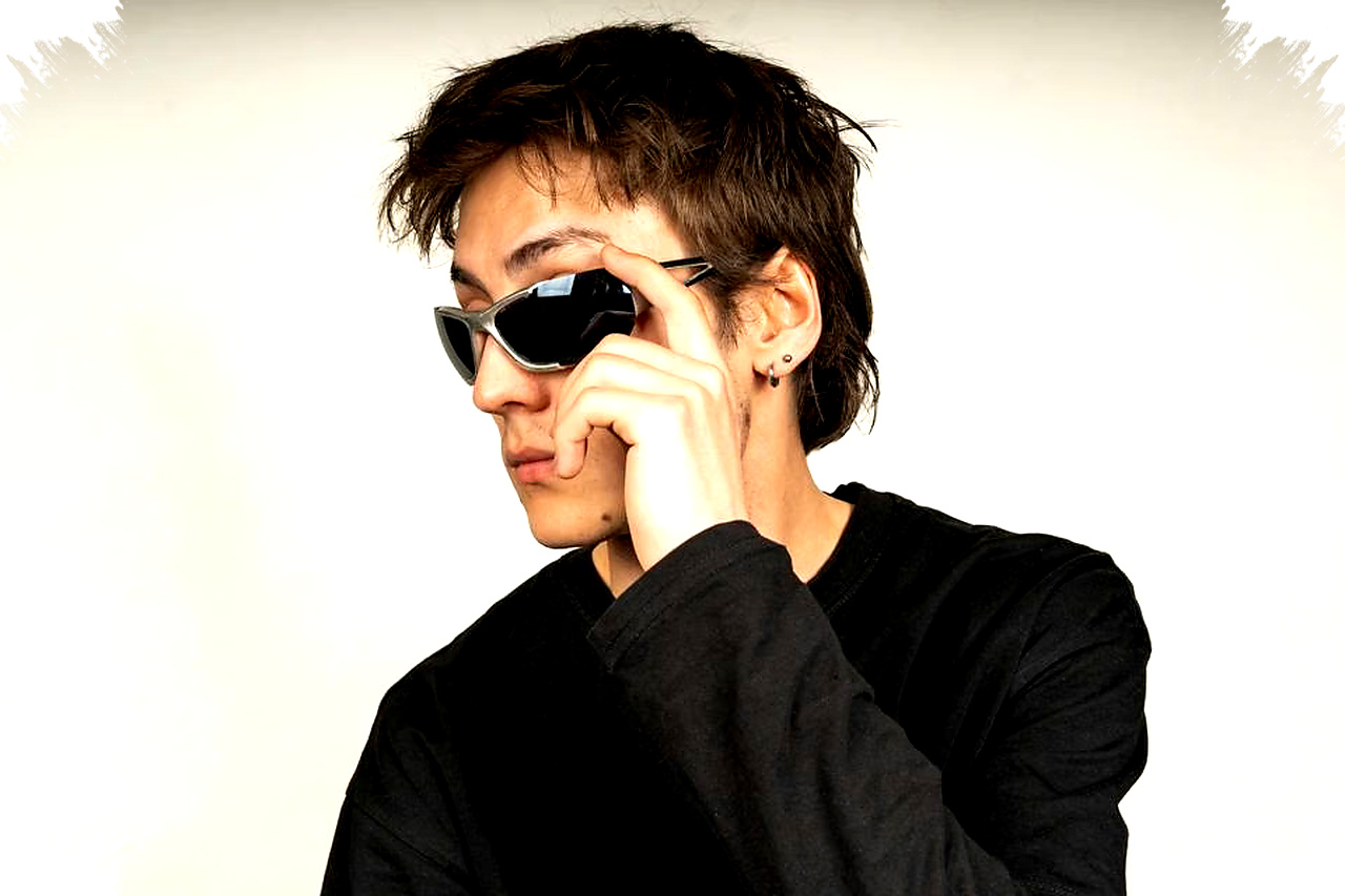 Mengapa Pria Memilih Outfit Serba Hitam, Rahasia Kesan Tegas dan Praktis yang Tak Pernah Pudar Mengapa Pria Memilih Outfit Serba Hitam, Rahasia Kesan Tegas dan Praktis yang Tak Pernah Pudar