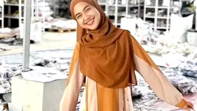 Momen Khusyuk Ria Ricis Sambut Lebaran dengan Berziarah ke Makam Ayahanda