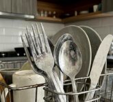 Noda Membandel di Alat Makan Lama, Cuka dan Baking Soda Bikin Kembali Kinclong