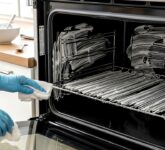 Oven Kotor Mengancam Kesehatan Dapur Anda, Rahasia Baking Soda dan Cuka Basmi Minyak Membandel!