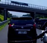 Polisi Setut Mobil Pemudik Pakai Moge Tangan Kiri, Jalan Tol Jadi Saksi Perjuangan Tak Biasa