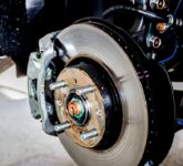 Rem Mobil Matik Sering Overheat Saat Mudik, Teknik Engine Brake Bisa Selamatkan Turunan Curam dari Rem Blong