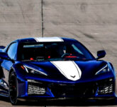 Roger Penske Kembali Mengemudi Kejayaan, Chevrolet Corvette Grand Sport C8 Ungkap Warisan dan Inovasi Mesin Tengah