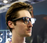 Samsung Siapkan Kacamata Pintar Penantang Meta, Kamera Eye-Level Ungkap Perubahan Besar di Pasar Wearable Samsung Siapkan Kacamata Pintar Penantang Meta, Kamera Eye-Level Ungkap Perubahan Besar di Pasar Wearable