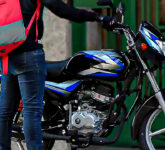 Sekali Isi Bensin Tembus 650 KM, Bajaj Boxer CT100 2026 Motor Manual Simpel dan Tangguh Untuk Komuter Andal