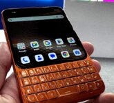 Smartphone Mirip BlackBerry Ini Baru Muncul Di Kickstarter, Keyboard Penuh Dan Dukungan Android 16