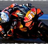 Sprint Race MotoGP Thailand 2026, Pedro Acosta Gempur Marc Marquez Hingga Sulit Mengendalikan Balapan!