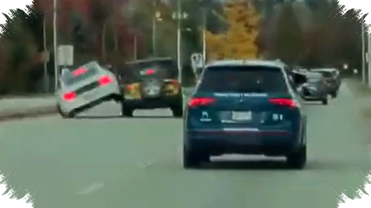 Sudah Pindah Jalur Dengan Benar, Mustang Tetap Terguling Terbalik Dalam Sekejap Sudah Pindah Jalur Dengan Benar, Mustang Tetap Terguling Terbalik Dalam Sekejap