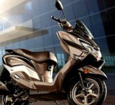 Suzuki Burgman Street 125EX Vs Honda Vario 125, Kenyamanan Maxi Scooter Kontra Kecepatan Responsif di Kota