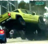 Tacoma Melaju Lepas Kontrol Dan Menabrak Mobil Di Lampu Merah, Terbang Dan Berguling Dalam Kecelakaan Mencekam!