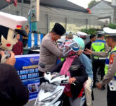 Tak Langsung Ditilang, Polres Gowa dan Asmo Sulsel Pilih Bagi 15 Helm Gratis