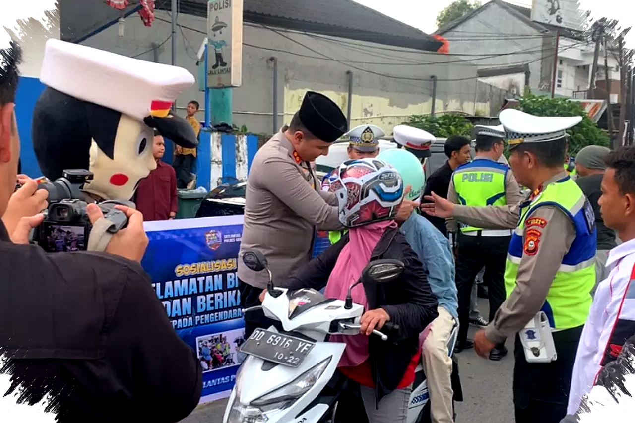 Tak Langsung Ditilang, Polres Gowa dan Asmo Sulsel Pilih Bagi 15 Helm Gratis Tak Langsung Ditilang, Polres Gowa dan Asmo Sulsel Pilih Bagi 15 Helm Gratis