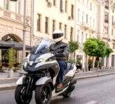 Yamaha Tricity 300 2026 Bawa Airbag Pertama di Dunia untuk Skuter Komuter, Revolusi Keselamatan Berkendara Roda Tiga