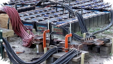 Youtuber Ini Menyambung 400 Aki Mobil, Pegas Suspensi Sampai Meleleh dan Terbakar