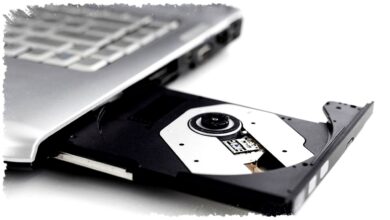 5 Laptop Dengan CD-DVD Drive Yang Masih Bisa Dibeli Di 2026, Pilihan Langka Yang Tak Lagi Disiapkan Pasar