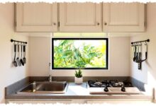8 Jendela Kecil Ini Bukan Sekadar Estetik, Dapur Sempit Bisa Terasa Lebih Luas dan Nyaman