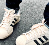 Adidas Papua Cocoknya Dipadukan Dengan Celana Panjang Apa, Pilihan Ini Paling Aman dan Paling Kuat