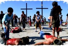 Di Tengah Harga BBM Melambung, Ribuan Filipina Tetap Mengejar Adegan Penyaliban