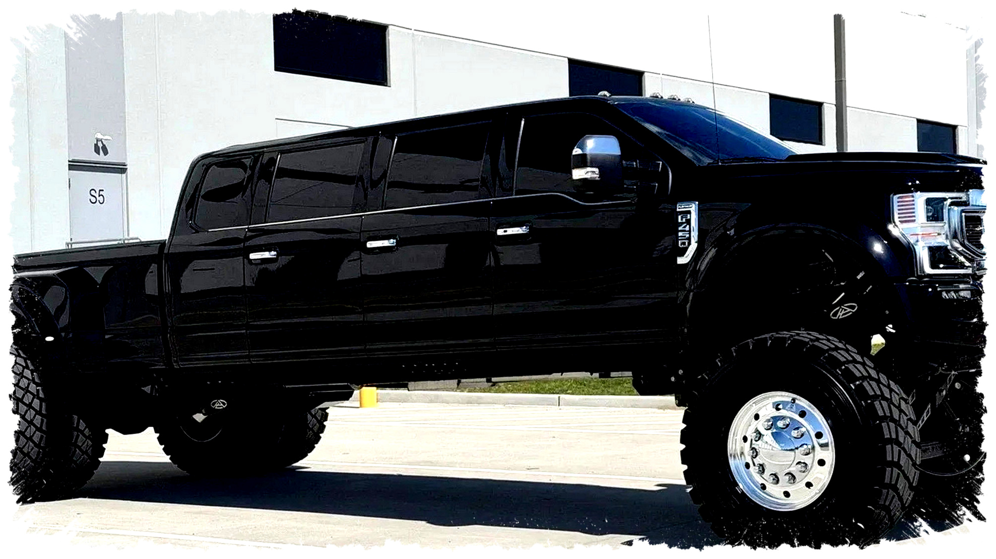 Ford F-450 Enam Pintu Ini Tampak Mewah, Isi Penuhnya Bikin Kantong Kaget