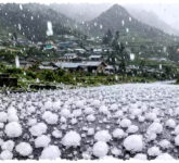 Hujan Es Menyambar Dieng, BMKG Ungkap Proses Alamiah di Balik Fenomena Langka Itu Hujan Es Menyambar Dieng, BMKG Ungkap Proses Alamiah di Balik Fenomena Langka Itu