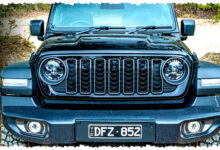 Jeep Menolak Tren SUV Modern, 2026 Wrangler Rubicon Tetap Rakit Sendiri di Jalan Lumpur