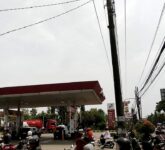 Jelang Harga BBM Naik, Antrean Motor Mengular di SPBU Klaten