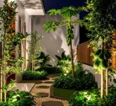 Kebun Samping Rumah Tak Harus Sesak, Trik Vertikal dan Cermin Ini Bikin Lega Hijau