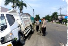 Motor Nyalip dari Kiri, Truk Kopdes Pelat Sementara Terperosok ke Selokan