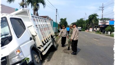Motor Nyalip dari Kiri, Truk Kopdes Pelat Sementara Terperosok ke Selokan