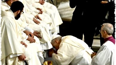 Paus Leo XIV Cuci Kaki 12 Imam di Roma, Kembali ke Tradisi yang Dihidupkan Fransiskus
