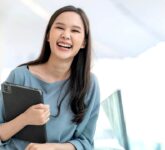 Perempuan Sukses Tak Banyak Gaya, Bahasa Tubuh Ini Diam-Diam Menang di Kesan Pertama