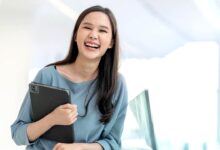 Perempuan Sukses Tak Banyak Gaya, Bahasa Tubuh Ini Diam-Diam Menang di Kesan Pertama