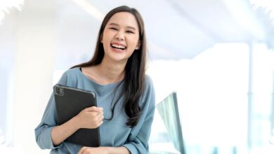 Perempuan Sukses Tak Banyak Gaya, Bahasa Tubuh Ini Diam-Diam Menang di Kesan Pertama