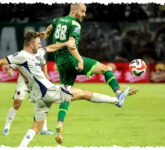 Persita Takluk di GBT, Carlos Pena Akui Pertahanan Persebaya Terlalu Rapat Ditembus