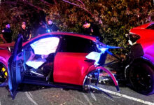 Porsche Cayenne Terbelah Dua, Sopirnya Hampir Tak Tersentuh Oleh Hantaman