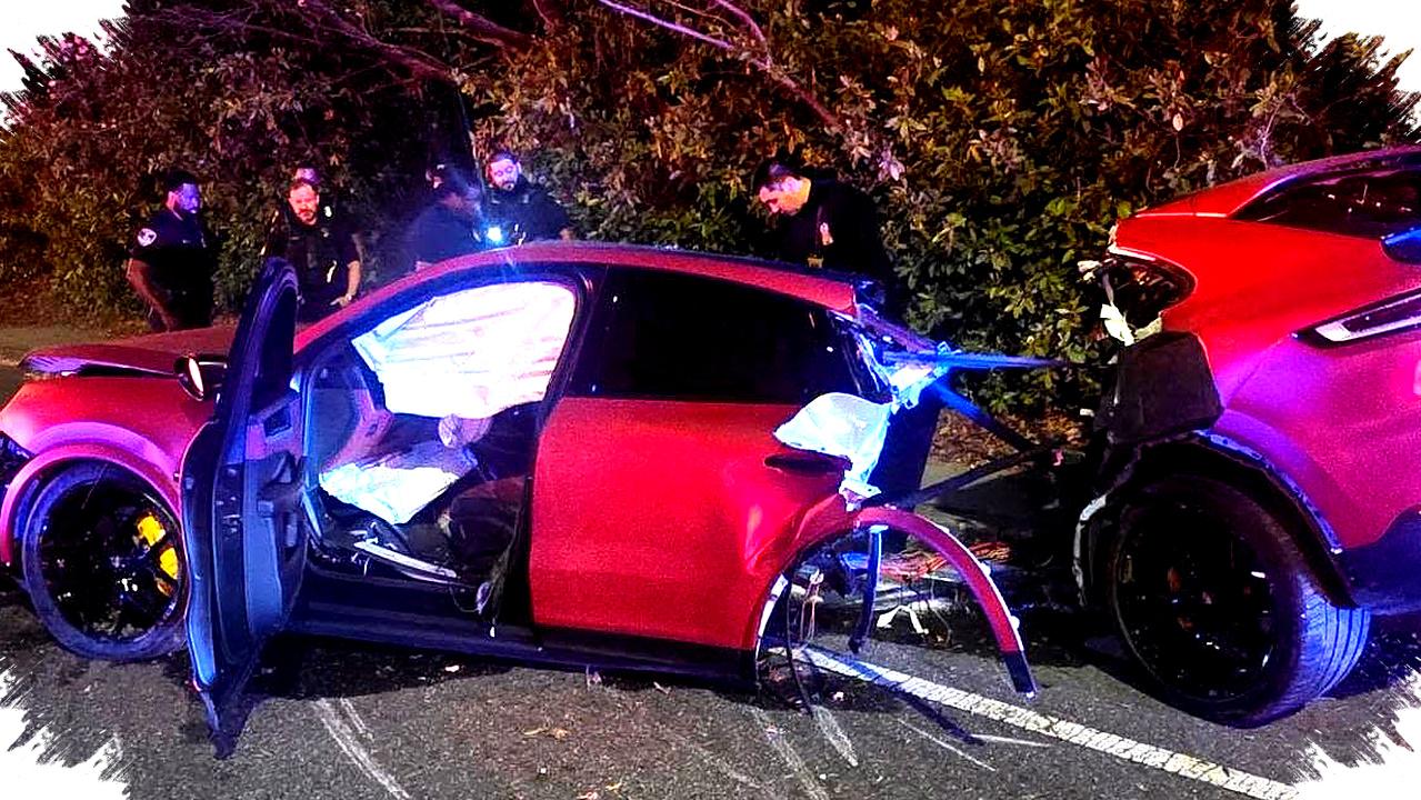 Porsche Cayenne Terbelah Dua, Sopirnya Hampir Tak Tersentuh Oleh Hantaman