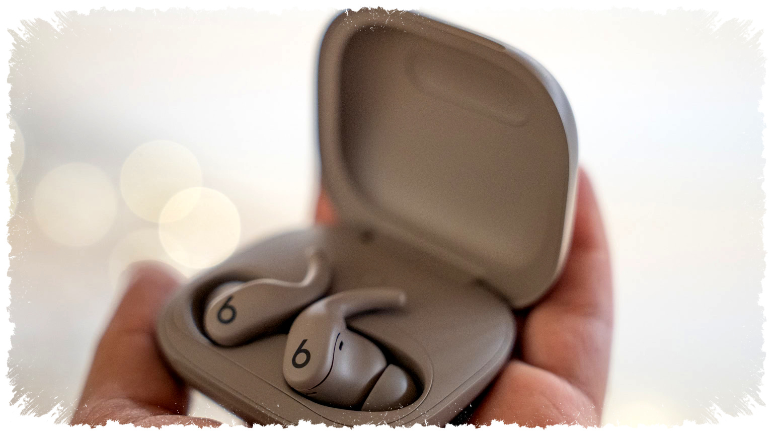 Powerbeats Fit Turun ke Harga Terendah di Amazon, Saatnya Earbud Lari Tak Lagi Mudah Lepas