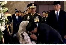 Prabowo Peluk Keluarga Prajurit TNI yang Gugur di Lebanon, Suasana Haru di Terminal 3