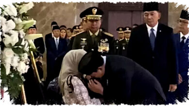 Prabowo Peluk Keluarga Prajurit TNI yang Gugur di Lebanon, Suasana Haru di Terminal 3