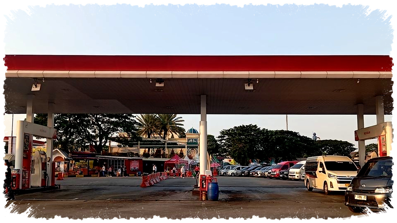 Rest Area KM 57 Overload, Pemudik Terpaksa Rebah di Bahu Jalan Rest Area KM 57 Overload, Pemudik Terpaksa Rebah di Bahu Jalan